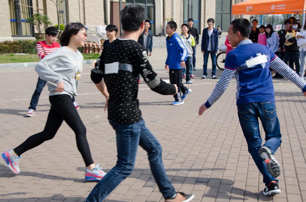 图为选手正在参加撕名牌活动