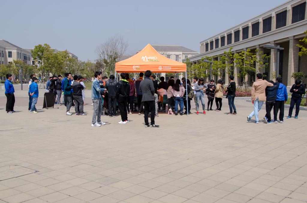 图为活动开始工作人员正在布置场地