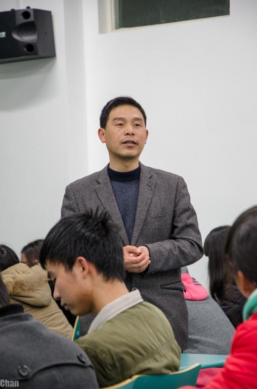 虞书记在比赛过程中深入讲解安全知识