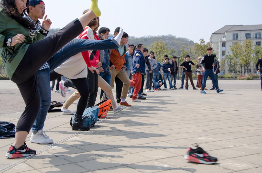 图为选手正在参家踢鞋子比赛
