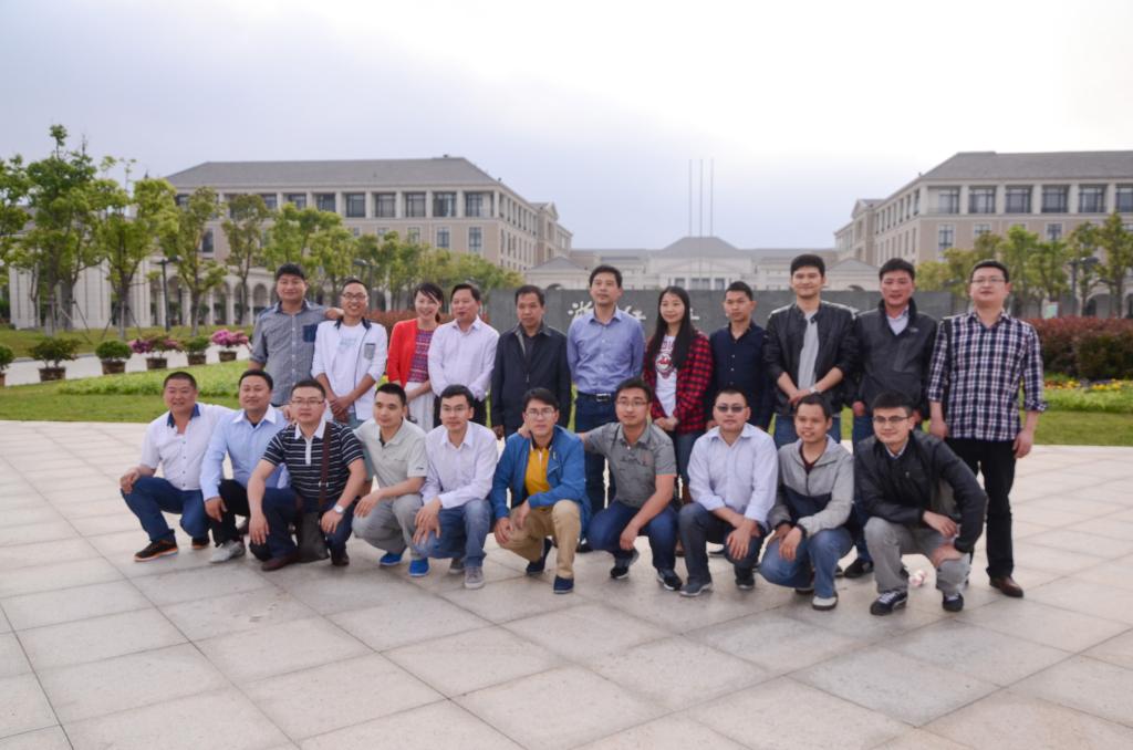 校友们在校门口合影留念