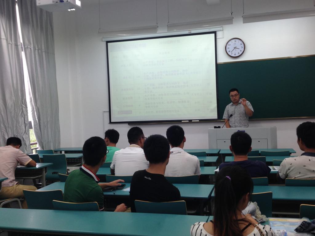 图为招聘介绍会现场